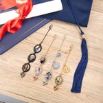 Personlig gravert logoskive oval fotosjarm Grad Cap Tassel-dekorasjon med englevinger Memorial Graduation Gift for Class of 2026 Graduates