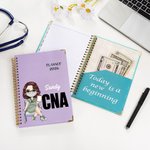 Planificador personalizado de dibujos animados de personajes médicos 2026 Cuaderno de espiral A5 con nombre y páginas semanales y mensuales para planificador Regalo de cumpleaños para enfermera doctor