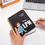 Planificador personalizado de dibujos animados de personajes médicos 2026 Cuaderno de espiral A5 con nombre y páginas semanales y mensuales para planificador Regalo de cumpleaños para enfermera doctor
