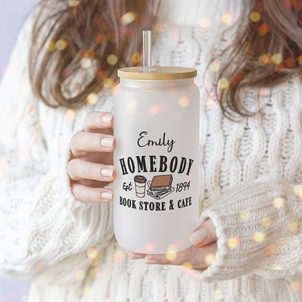 Personalisierte Homebody Book Store & Cafe Name 20 oz Glasbecher mit Deckel und Strohhalm Book Club Geburtstagsgeschenk für Bücherwürmer