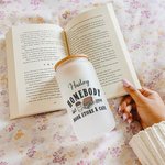Personalisierte Homebody Book Store & Cafe Name 20 oz Glasbecher mit Deckel und Strohhalm Book Club Geburtstagsgeschenk für Bücherwürmer