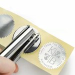 Gepersonaliseerde Geboortebloem Embosser Stempel met Initialen en Naam Handembosser Verjaardagsgeschenk voor Boekliefhebbers of Boekenworm