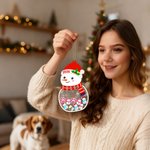Spersonalizowana drewniana ozdoba na choinkę Snowman Dog Paw Design z imionami od 1 do 13 i tekstem roku dla rodziny, przyjaciół i znajomych