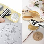 Gepersonaliseerde Geboortebloem Embosser Stempel met Initialen en Naam Handembosser Verjaardagsgeschenk voor Boekliefhebbers of Boekenworm