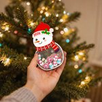Spersonalizowana drewniana ozdoba na choinkę Snowman Dog Paw Design z imionami od 1 do 13 i tekstem roku dla rodziny, przyjaciół i znajomych
