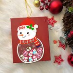 Spersonalizowana drewniana ozdoba na choinkę Snowman Dog Paw Design z imionami od 1 do 13 i tekstem roku dla rodziny, przyjaciół i znajomych