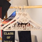 Personalisierte Graduation Cap Holz Aufhänger mit Namen Senior College Grad High-School Sorority Geschenk für Absolventen