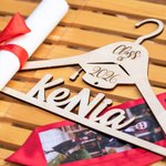 Personalisierte Graduation Cap Holz Aufhänger mit Namen Senior College Grad High-School Sorority Geschenk für Absolventen