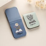 Personalisiertes Geburtsblumen-Design Lesezeichen aus PU-Leder mit Namen und Muster in Farbe oder Schwarz-Weiß Geburtstag Geschenk für Buchliebhaber