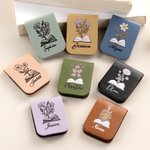 Personalisiertes Geburtsblumen-Design Lesezeichen aus PU-Leder mit Namen und Muster in Farbe oder Schwarz-Weiß Geburtstag Geschenk für Buchliebhaber