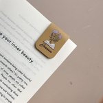Personalisiertes Geburtsblumen-Design Lesezeichen aus PU-Leder mit Namen und Muster in Farbe oder Schwarz-Weiß Geburtstag Geschenk für Buchliebhaber