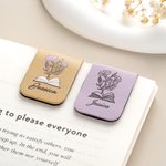 Personalisiertes Geburtsblumen-Design Lesezeichen aus PU-Leder mit Namen und Muster in Farbe oder Schwarz-Weiß Geburtstag Geschenk für Buchliebhaber