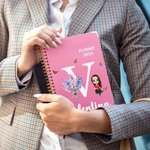 Cahier à spirales A5 personnalisé avec initiale du nom et page d'agenda hebdomadaire, fleur de naissance, personnage de dessin animé, cadeau d'anniversaire et de Noël pour la famille et les amis