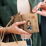 Gepersonaliseerde Cartoon Karakter Geboorte Bloem Vlinder Wristlet Portemonnee met Naam Dagelijks Gebruik Verjaardagscadeau voor Vrouwen Book Lovers