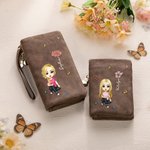 Personalisierte Cartoon Mädchen Frauen Charakter Geburt Blume PU Leder Handgelenk Brieftasche mit Namen und mehrere Kartenschlitze Geburtstag Jahrestag Geschenk für sie
