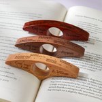 Personalisierte Bibel Vers hölzerne Buch Seite Halter mit eingraviertem Namen Geburtstag Taufe Buch Club Geschenk für Buchliebhaber Christian