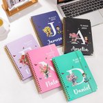 Cahier à spirales A5 personnalisé avec initiale du nom et page d'agenda hebdomadaire, fleur de naissance, personnage de dessin animé, cadeau d'anniversaire et de Noël pour la famille et les amis
