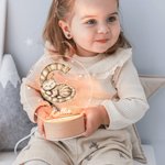 Luce notturna a LED con nome e base in legno a tema forestale personalizzata per animali del bosco, regalo di compleanno per bambino e doccia per bambini.