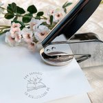 Tampon de gaufrage personnalisé avec citation et nom - Design des livres floraux - Cadeau d'anniversaire pour amoureux de lecture