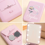 Flor de nacimiento personalizada Efecto perla LED Espejo de maquillaje plegable con nombre e inicial Regalo de cumpleaños de viaje para amigas maquilladoras