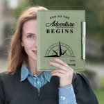 Personifierad Adventure Begin Compass Design PU läderpärm Anteckningsbok med namn Skolans namn och penna Examensgåva för nyutexaminerade