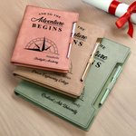 Personifierad Adventure Begin Compass Design PU läderpärm Anteckningsbok med namn Skolans namn och penna Examensgåva för nyutexaminerade