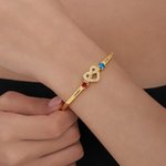 Bracelet manchette nœud d’amour personnalisé avec pierres de naissance en zircon et noms gravés - Cadeau Saint-Valentin pour femme