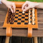Tablero de ajedrez portátil personalizado de cuero PU con piezas de ajedrez de madera maciza y texto regalo de cumpleaños para amantes y jugadores