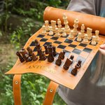 Tablero de ajedrez portátil personalizado de cuero PU con piezas de ajedrez de madera maciza y texto regalo de cumpleaños para amantes y jugadores