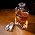 Personlig Golden Crown Shield Initial Hexagonal karaff Whiskeyglas Set med namn och förvaringslåda i trä Födelsedags- och jubileumsgåva för män