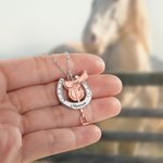 Personlig hästsko halsband med graverat namn perfekt födelsedags eller jubileumspresent för hästägare eller hästälskare