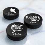 Personalisierter Eishockey Puck aus Hartgummi mit Namen Helm Spieler Schläger Silhouette Winterspiele Team Geschenk für Eishockey-Spieler und -Fans