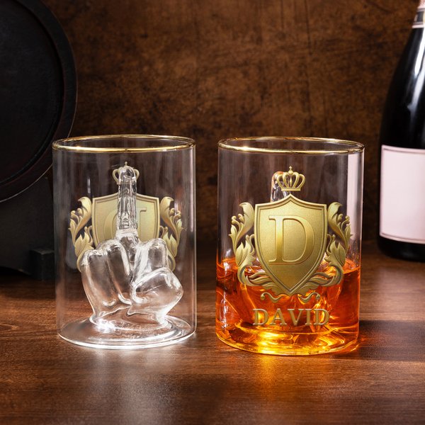 Gepersonaliseerd gouden badge middelvinger ontwerp glas met naam en initiaal verjaardagscadeau voor man barman whisky liefhebber