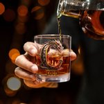 Personalisierte Dragon Initial Name 10 oz Old Fashioned Rock Whiskey Glas Geburtstag Vatertag Geschenk für Mann Barkeeper Whiskey-Enthusiasten