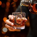 Personalisierte Dragon Initial Name 10 oz Old Fashioned Rock Whiskey Glas Geburtstag Vatertag Geschenk für Mann Barkeeper Whiskey-Enthusiasten