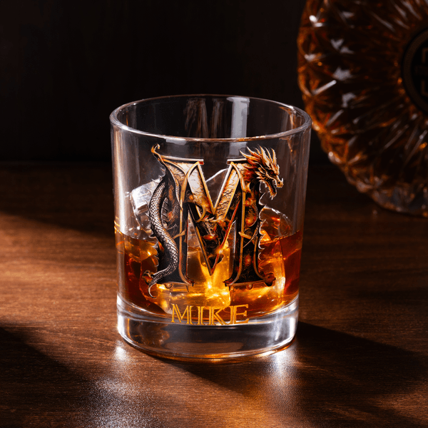 Personalisierte Dragon Initial Name 10 oz Old Fashioned Rock Whiskey Glas Geburtstag Vatertag Geschenk für Mann Barkeeper Whiskey-Enthusiasten