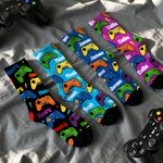 Calcetines de media caña personalizados multicolores con nombre Game Controller Regalo de cumpleaños diario para un amigo amante de los videojuegos