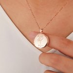 Un nome inciso nel mio cuore - Collana con ciondolo apribile portafoto personalizzata con nome, foto e fiore di nascita - Regalo per festa della mamma