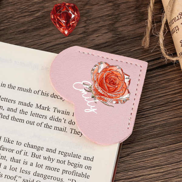 Henkilökohtainen Crystal Birth Flower PU Nahka Heart Corner kirjanmerkki nimellä Lukeminen syntymäpäivälahja kirjan ystäville Kirjamatot