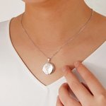Un nome inciso nel mio cuore - Collana con ciondolo apribile portafoto personalizzata con nome, foto e fiore di nascita - Regalo per festa della mamma