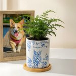 Maceta de cerámica personalizada con foto de mascota Toile de Jouy con agujero de drenaje para el nombre y base de bambú Regalo conmemorativo de pérdida de mascota para dueño de mascota