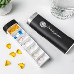 Pilulier Personnalisé avec Nom et Fleur de Naissance Porte-Pilule Hebdomadaire 7 Compartiments pour Vitamines Huiles de Poisson