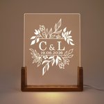 Personligt blommigt monogram initialer LED-nattlampa med namn datum och träbas Heminredning Alla hjärtans dag bröllopspresent för par