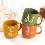 Gepersonaliseerde Floral Initial Name 12 oz Keramische Mok met Biscuit Base Dagelijks gebruik Kantoor Verjaardagscadeau voor familie Vrienden Collega's