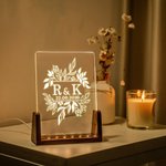 Personligt blommigt monogram initialer LED-nattlampa med namn datum och träbas Heminredning Alla hjärtans dag bröllopspresent för par
