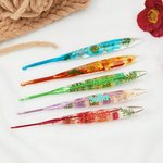 Gancio per uncinetto personalizzato multicolore con fiore secco e nome, impugnatura ergonomica - Regalo per appassionati di uncinetto
