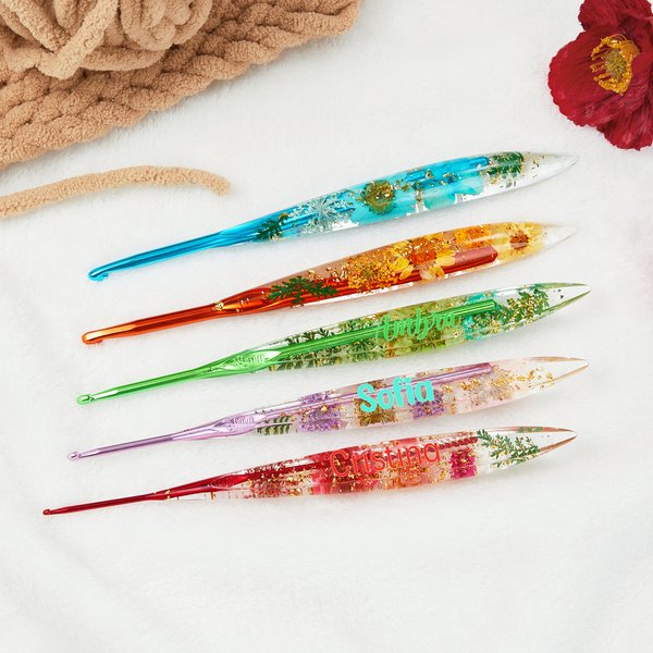 Gancio per uncinetto personalizzato multicolore con fiore secco e nome, impugnatura ergonomica - Regalo per appassionati di uncinetto