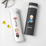 Personalisierte lebensmittelechte Tablettenbox für 7 Tage im Cartoon-Figur-Design mit Namen und Geburtsblume Geburtstagsgeschenk für Familie Freunde