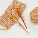 Gancio per uncinetto personalizzato multicolore con fiore secco e nome, impugnatura ergonomica - Regalo per appassionati di uncinetto