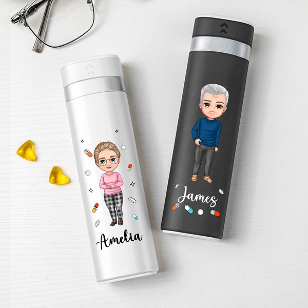 Boîte à pilules hebdomadaire personnalisée avec nom et personnage dessin animé -  Cadeau pour la famille et les amis
